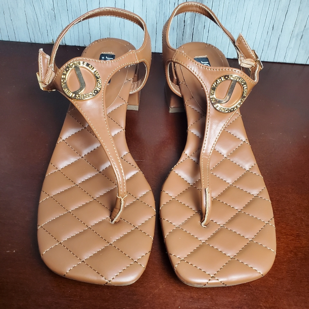 Jones New York Heatha Faux Leather Chunky Heel Thong Toe Sandal, 10, Tan